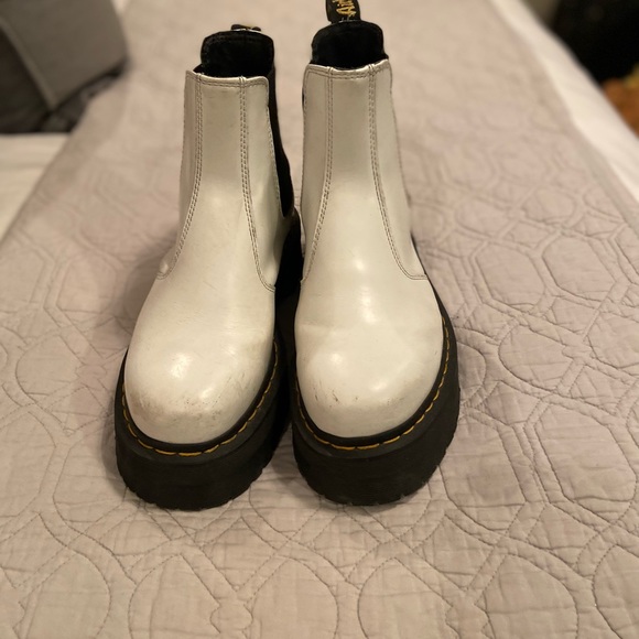 ❌SOLD❌ Dr. Martens 2976 Quad Chelsey boots in white. - Picture 3 of 8